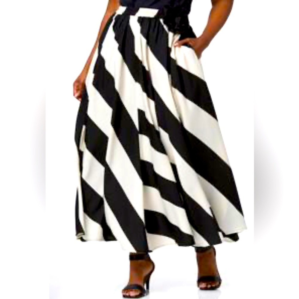 Black and white full skirt WITH POCKETS NWT